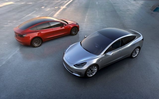 V ZDA so včeraj predstavili najnovejši model električnega vozila - Tesla 3. (Foto: Reuters)