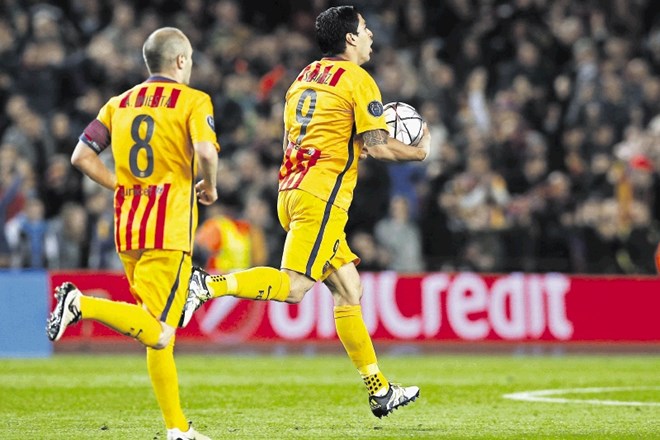 Luis Suarez (desno) je z dvema goloma priigral zmago Barceloni.