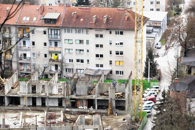 Stanovanjsko-poslovni objekt Tribuna na Prulah bo dokončala družba MM SVTK, ki je v stečaju Kraškega zidarja kupila nasedli...