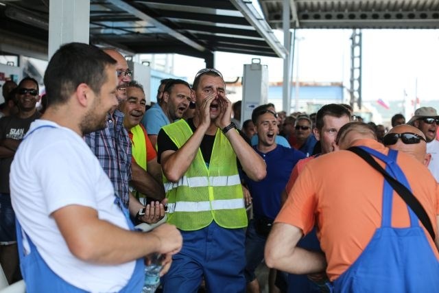 Delavci v koprskem pristanišču so že zjutraj blokirali dostop do Luke Koper in glasno protestirali proti SDH in državi....
