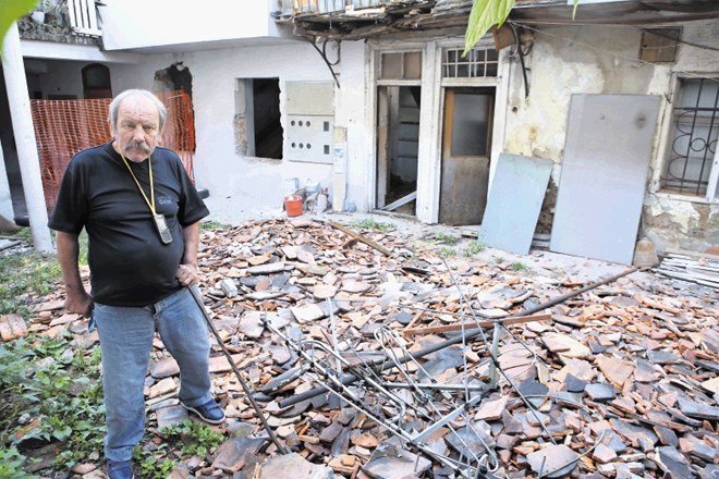 Ciril Gartner (na fotografiji) je pred časom na tleh našel dele strehe, ki so jih tja zmetali Mičićevi gradbinci.