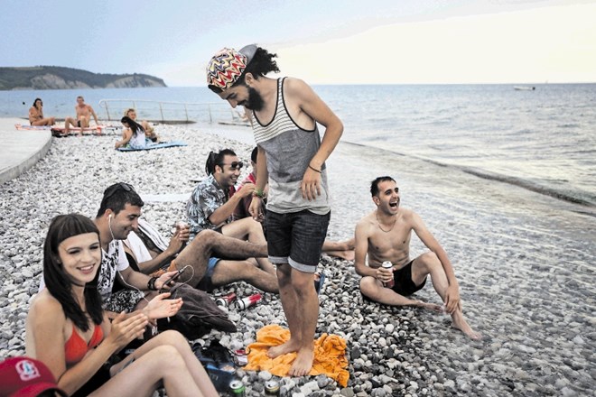 Ko niso uživali v vodi, so se prosilci za azil in njihovi prijatelji iz Ljubljane zabavali na plaži.