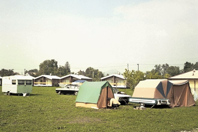 Dvokapni in kockasti šotori so stvar preteklosti, oprema za šotorjenje je postala lažja.  (Kamp Ježica, september 1969)