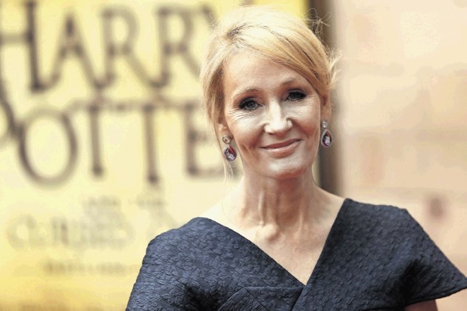 Bralci niso slišali opozoril Rowlingove, da osme knjige ni napisala ona in da ne gre za roman.