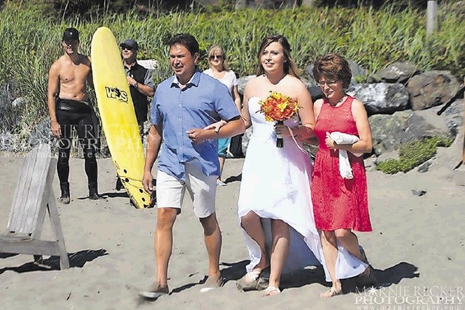 Justin Trudeau se je le v  hlačah iz neoprena znašel na poročnih fotografijah s plaže.
