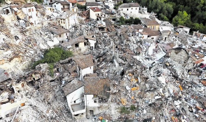 Pescara del Tronto, zravnana z zemljo. Na porušene ulice so prišli veliki bagri, previdnega odkopavanja ruševin z rokami in...