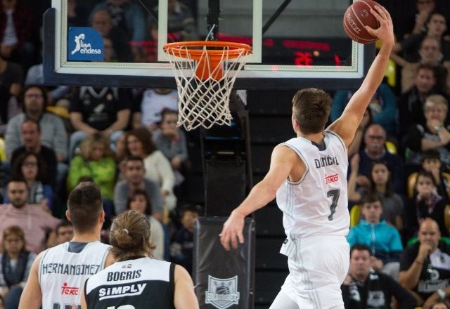 Navijači slovenske košarkarske reprezentance si želijo, da bi Luko Dončića v dresu izbrane vrste lahko gledali že na...