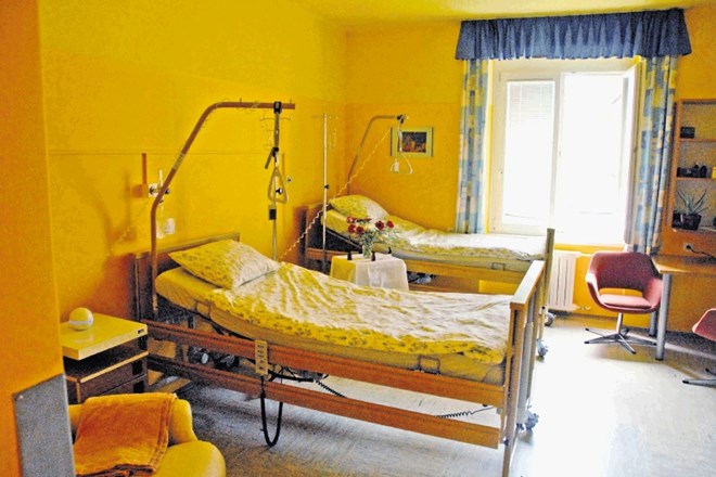 V jeseniški bolnišnici so s pomočjo donacij opremili sobo za paliativno oskrbo  bolnikov, ki se ne morejo vrniti v domače...