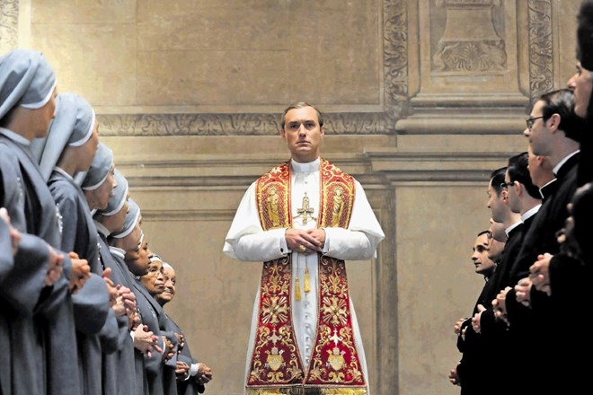 Jude Law v vlogi papeža Pija XIII.
