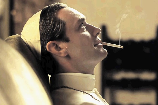 Mladi ameriški papež se predstavi s cigareto v ustih, ko zahteva brezkalorično kokakolo.