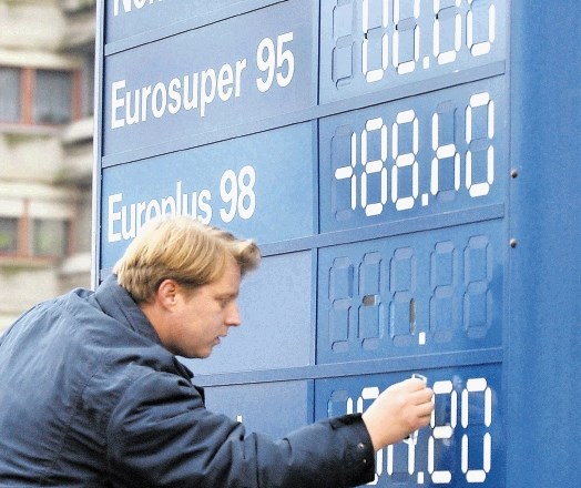 Vlada je  naposled ob avtocestah liberalizirala še cene  dizla in 95-oktanskega   motornega bencina.
