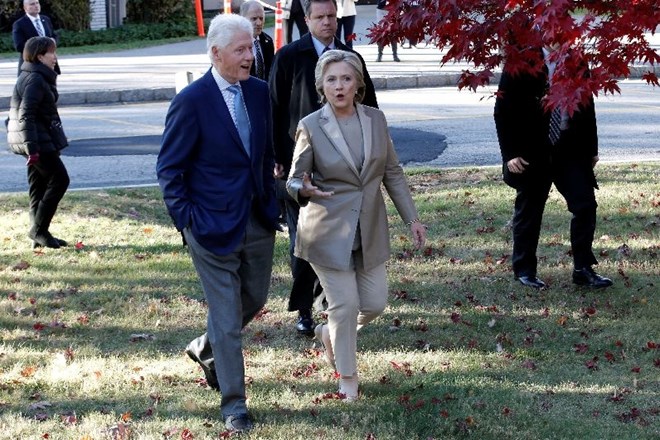 Hillary Clinton zapušča volišče skupaj z Billom (Foto: Reuters)