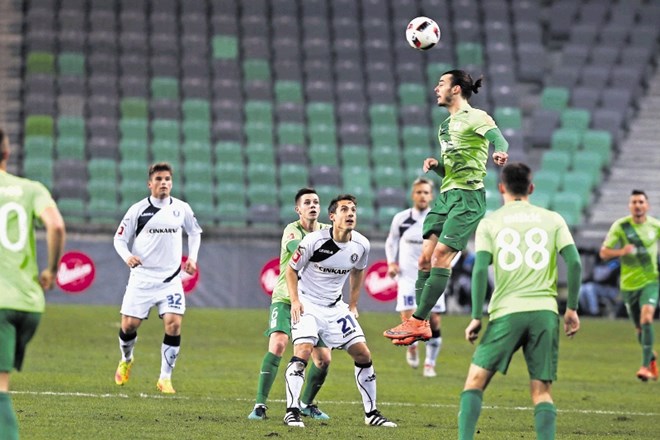 Olimpija (v zelenih dresih) v igri ne blesti, a vseeno zbira točke in ohranja stik z vodilnim Mariborom.