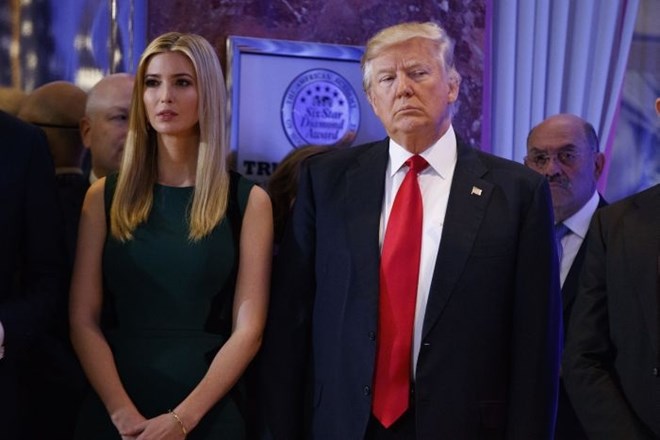 Donald Trump s hčerjo Ivanko pred tiskovno konferenco (Foto: AP)