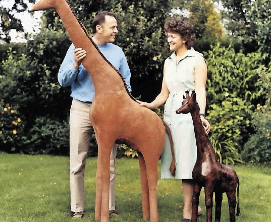 Vse živali sta zakonca izdelala in pobarvala lastnoročno. Na fotografiji sta s prvimi usnjenimi žirafami na vrtu v Hatfieldu...