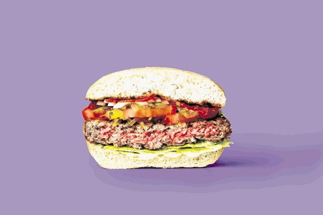 »Krvavo sočni« impossible burger, izdelan iz rastlinskih beljakovin