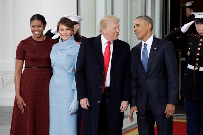 Z leve proti desni: Michelle Obama, Melania Trump, Donald Trump in Barack Obama pred tradicionalnim zajtrkom v Beli hiši....