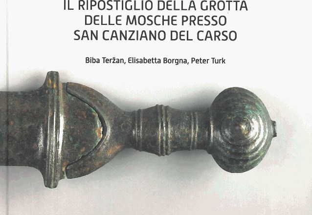 Naslovnica monografije Depo iz Mušje jame pri Škocjanu, ki jo v arheoloških krogih označujejo za ključno etapo pri...