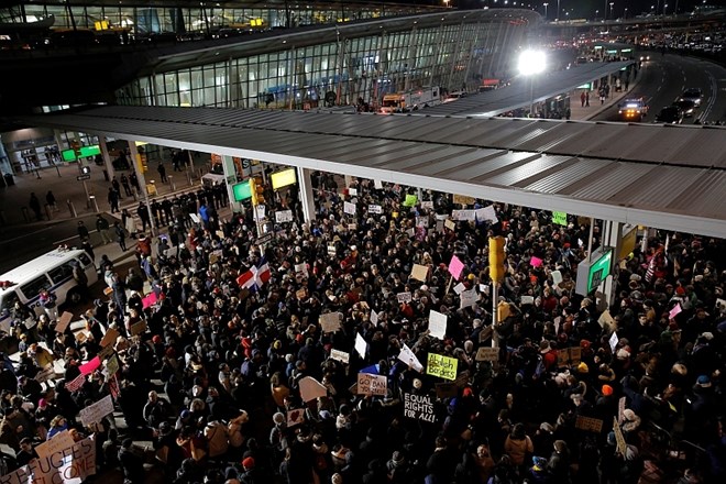 Protesti na newyorškem letališču JFK (Foto: Reuters)