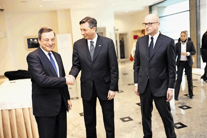 Predsednik ECB Mario Draghi (levo), predsednik države Borut Pahor in guverner Banke Slovenije Boštjan Jazbec so se strinjali,...
