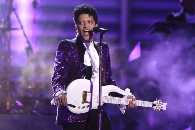 Bruno Mars se je z nastopom poklonil Princeu, ki je umrl lani (Foto: AP)