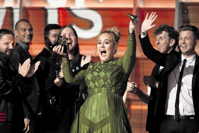 Adele je grammy za najboljši album prelomila na pol, ker je menila, da si ga bolj zasluži Beyoncé.