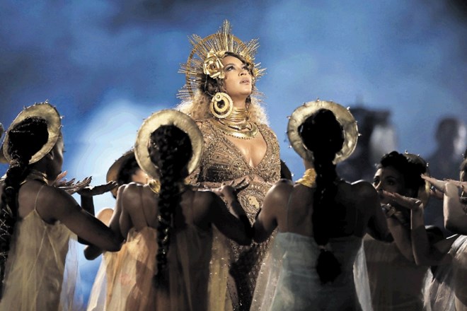 Beyoncé v svojih odrskih nastopih nikoli ni bila skromna. Tokrat je nastopila kot boginja in počastila svojo nosečnost in...