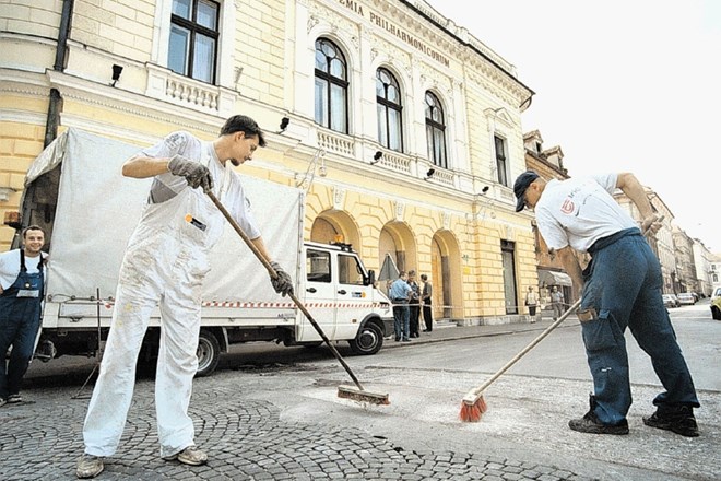 Pred stavbo Slovenske filharmonije se redno čisti in pometa. Minister za kulturo Tone Peršak se je zavezal, da jo bo počistil...