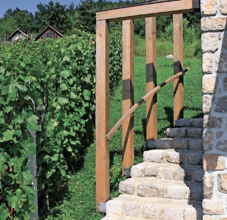 Detajl ob vinogradu: dolgo polkrožno pot smo skrajšali  s portalom in zavarovali z ročajem.