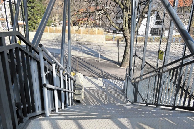 Klančina, ki naj bi Črni most ponovno naredila dostopen invalidom, ne bo prestrma za samostojno uporabo, obljubljajo na...
