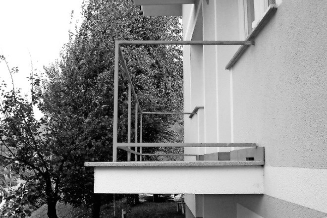 Prej in pozneje: marelično-bela balkonska ograja se zliva s fasado in panelno steno