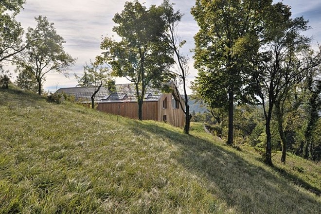 Ilovnata hiša z lesom nad Celjsko kotlino se navdihuje po tradiciji kraja  