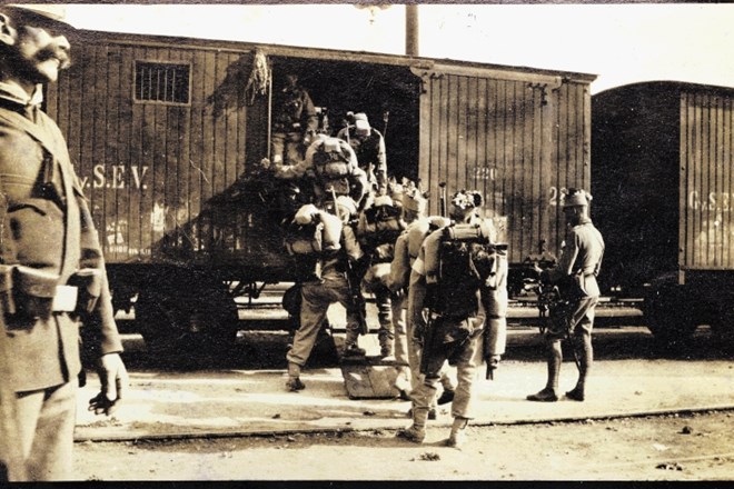 S cvetjem okrašeni vojaki 17. pehotnega polka se na ljubljanski železniški postaji vkrcavajo na vagone, ki so jih avgusta...