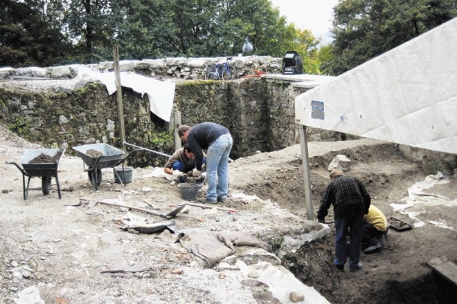 Čeprav so v preteklosti na grajskem griču že potekala arheološka izkopavanja, ki so dala zanimive rezultate,  arheolog Martin...