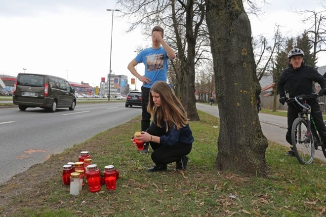 Prijatelji in sorodniki so včeraj prižigali sveče na kraju, kjer je mrtva obležala komaj 20-letna kolesarka. (Foto: Bojan...