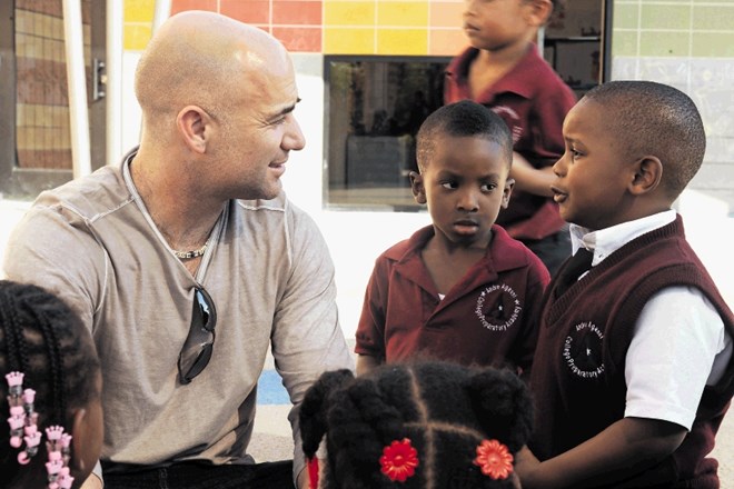 Agassijev cilj je zgraditi sto brezplačnih šol za siromašne ameriške otroke.