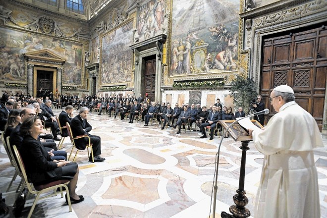 Papež Frančišek je na avdienci evropskim voditeljem dejal, da je Evropa soočena z vakuumom vrednot. EU mora oživiti vero v...