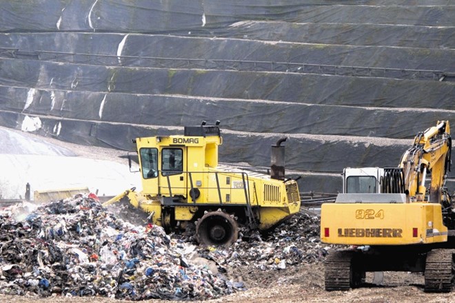 Po novem predlogu bi na dolenjski deponiji Leskovec (na fotografiji) zunanji partner poskrbel za mehansko obdelavo odpadkov,...