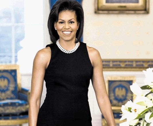 Michelle Obama je na svoji prvi uradni fotografiji delovala zelo sproščeno. Po mnenju medijev zaradi obleke brez rokavov celo...