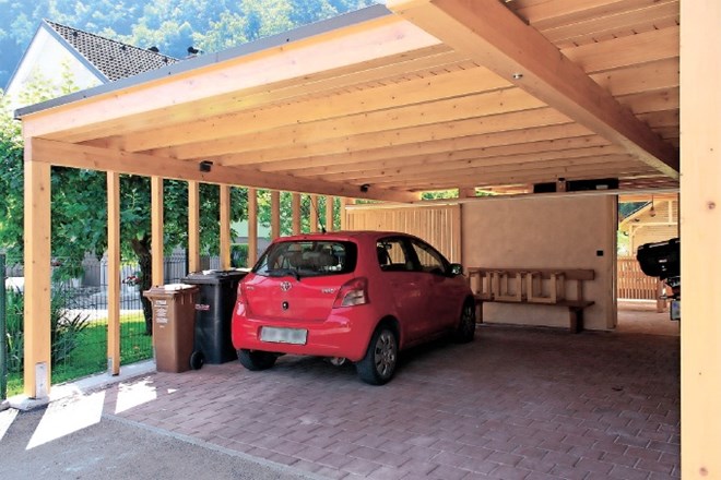 Večnamenski leseni nadstrešek je streha za avto, poletna kuhinja in terasa