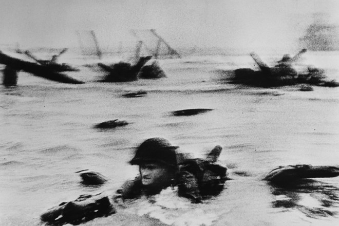 Šestega junija 1944, na dan D, je bil Capa s prvo skupino vojaških enot v francoski Normandiji, kjer je fotografiral...