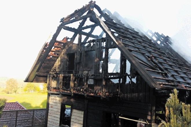 Vzročna lesena hiša družinskega podjetja Mrazles je pogorela z vso opremo vred.