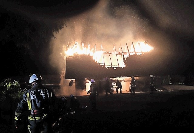 Z ognjem se je spopadalo 64 gasilcev. Hiša je v celoti pogorela, gasilci so rešili bližnje objekte.