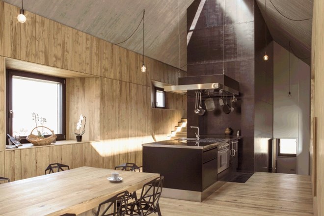 Notranjost hiše  definirajo lesene hrastove obloge tal in sten, na betonskem stropu pa so vidne sledi lesenega opaža.
