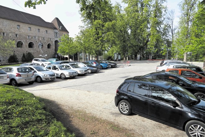 V javnem zavodu Ljubljanski grad si želijo, da bi občina zgradila podzemno parkirno hišo na grajskem griču, da bi lahko s...