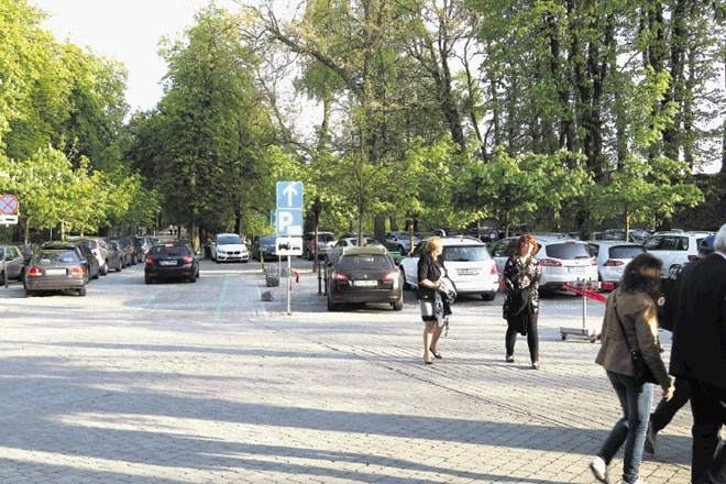 Na parkirišču pred ljubljanskim gradom ni parkirnih avtomatov, kar s pridom izkoriščajo nekateri vozniki, ki tam parkirajo...