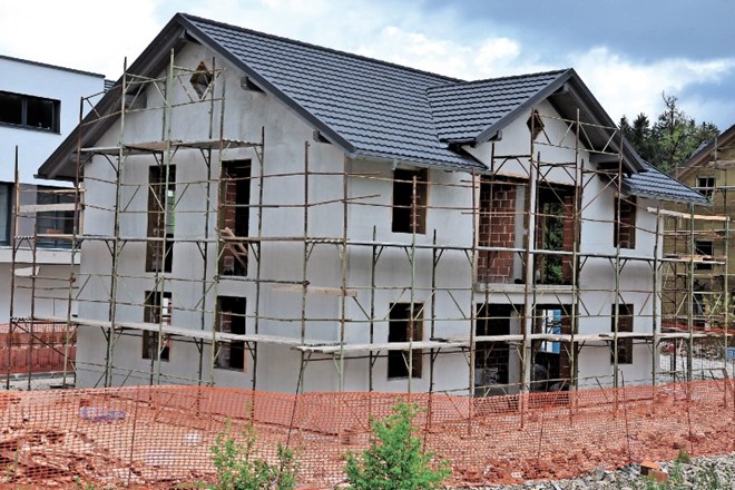 Ena od individualnih hiš je trenutno v podaljšani tretji gradbeni fazi.