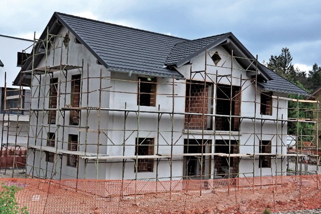 Ena od individualnih hiš je trenutno v podaljšani tretji gradbeni fazi.