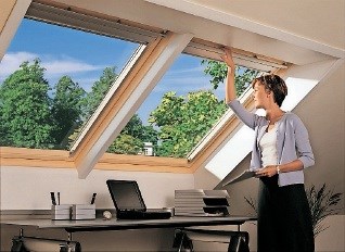 4. Načini odpiranja strešnih oken Najprimernejši način odpiranja strešnih oken je ročica na zgornji strani strešnega okna. Ta...