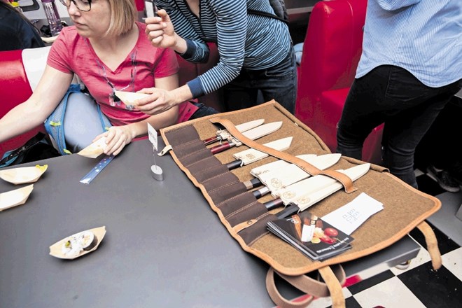Poleg kakovostnih sestavin so japonski noži tisti, ki pri sušiju odigrajo pomembno vlogo.